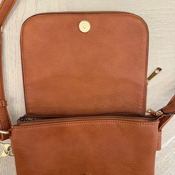 Brown Crossbody Concealed Carry Handbag with lock and keys - Picture 3 of 8